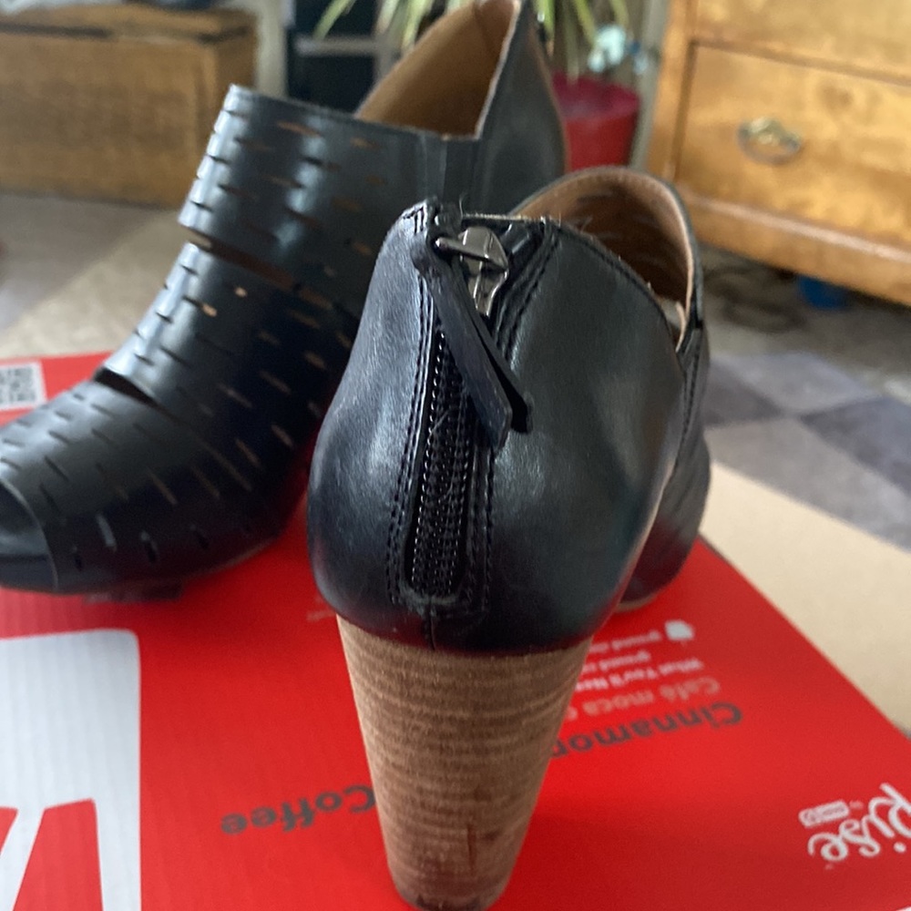 Size 8 Black 3.5 heel boot shoes leather Clark’s zipper - Picture 2 of 5